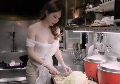 The chef kept teasing the proprietress while the restaurant kitchen was busy – Xin Yuri