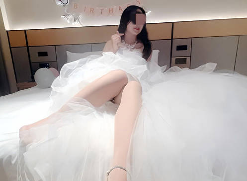 On her birthday, my sister put on a wedding dress and squirted continuously in the wedding room after drinking.